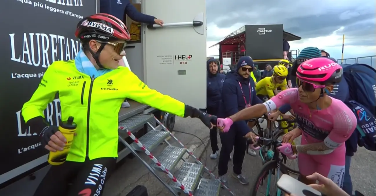 Jonas Vingegaard y Afonso Eulálio tras la etapa 7 del Giro d'Italia 2026