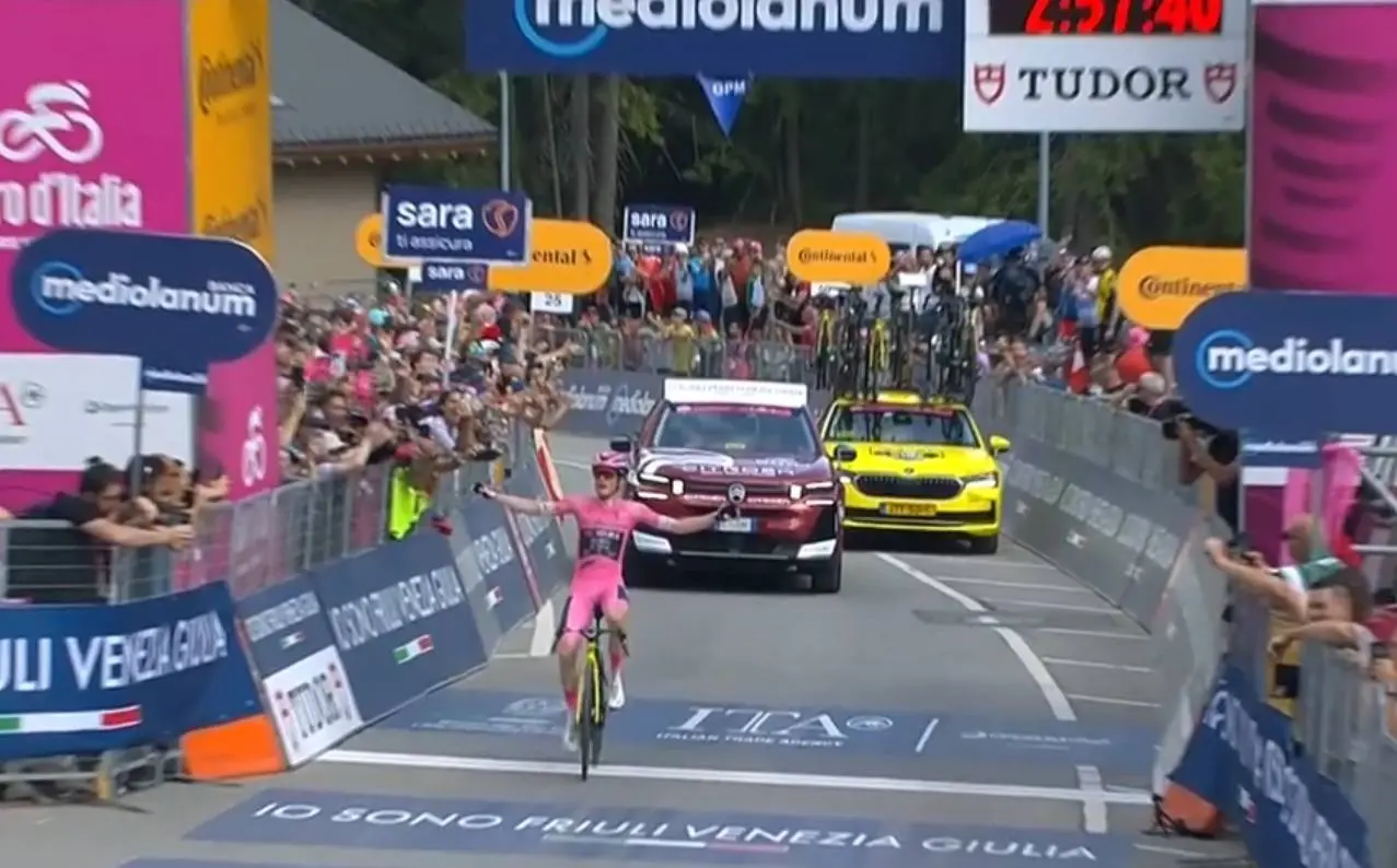 Jonas Vingegaard gana la etapa 16 del Giro de Italia 2026.