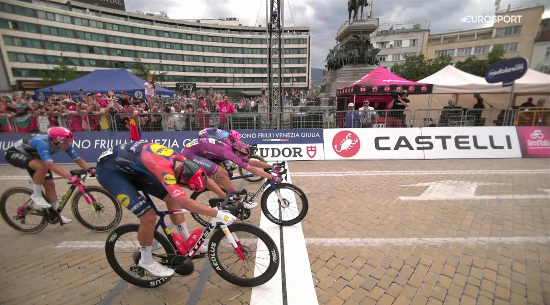 Paul Magnier venció por foto-finish a Jonathan Milan y Dylan Groenewegen en la 3ª etapa