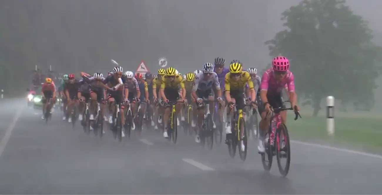 Pogacar y el pelotón del Tour de Suisse, azotados por un aguacero ensordecedor