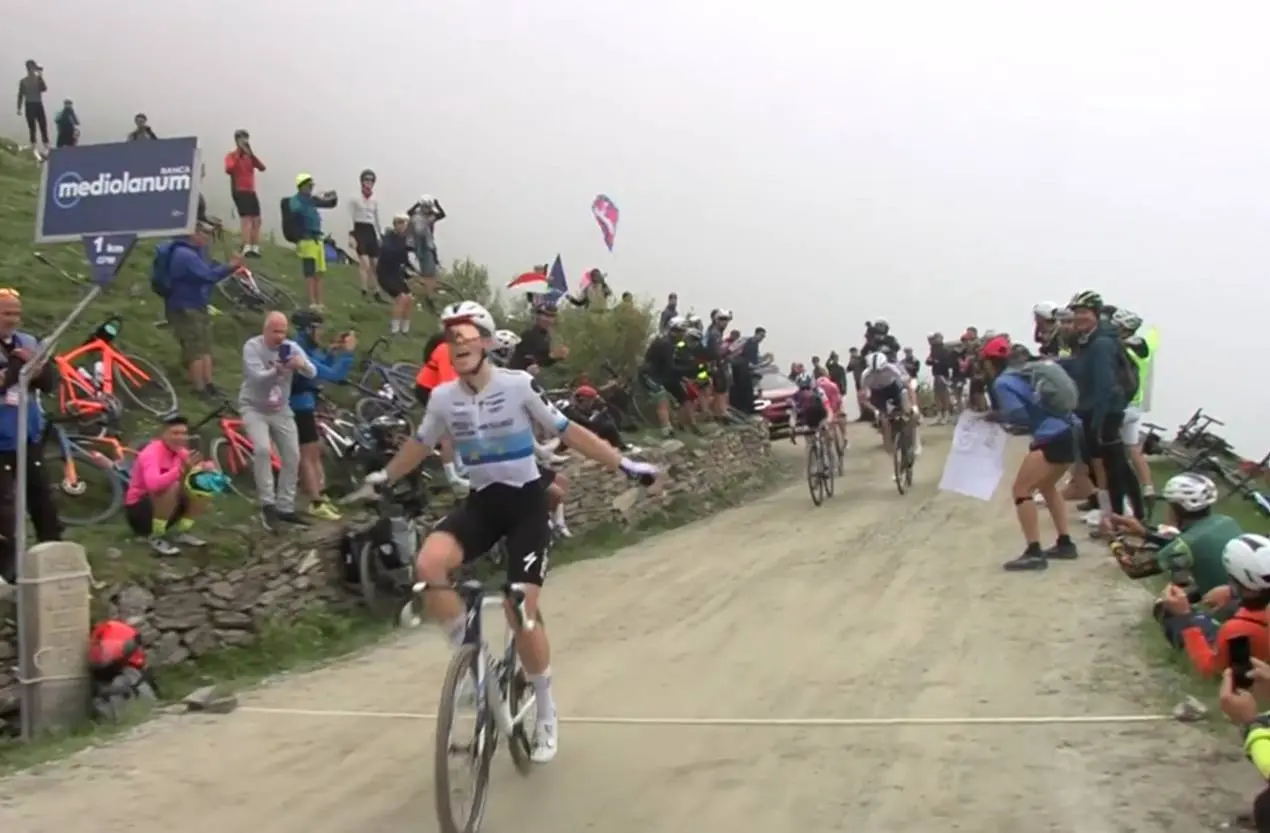 Demi Vollering gana la etapa 8 del Giro de Italia Femenino 2026.