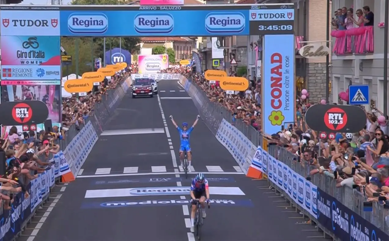 Demi Vollering gana el Giro de Italia Femenino 2026.