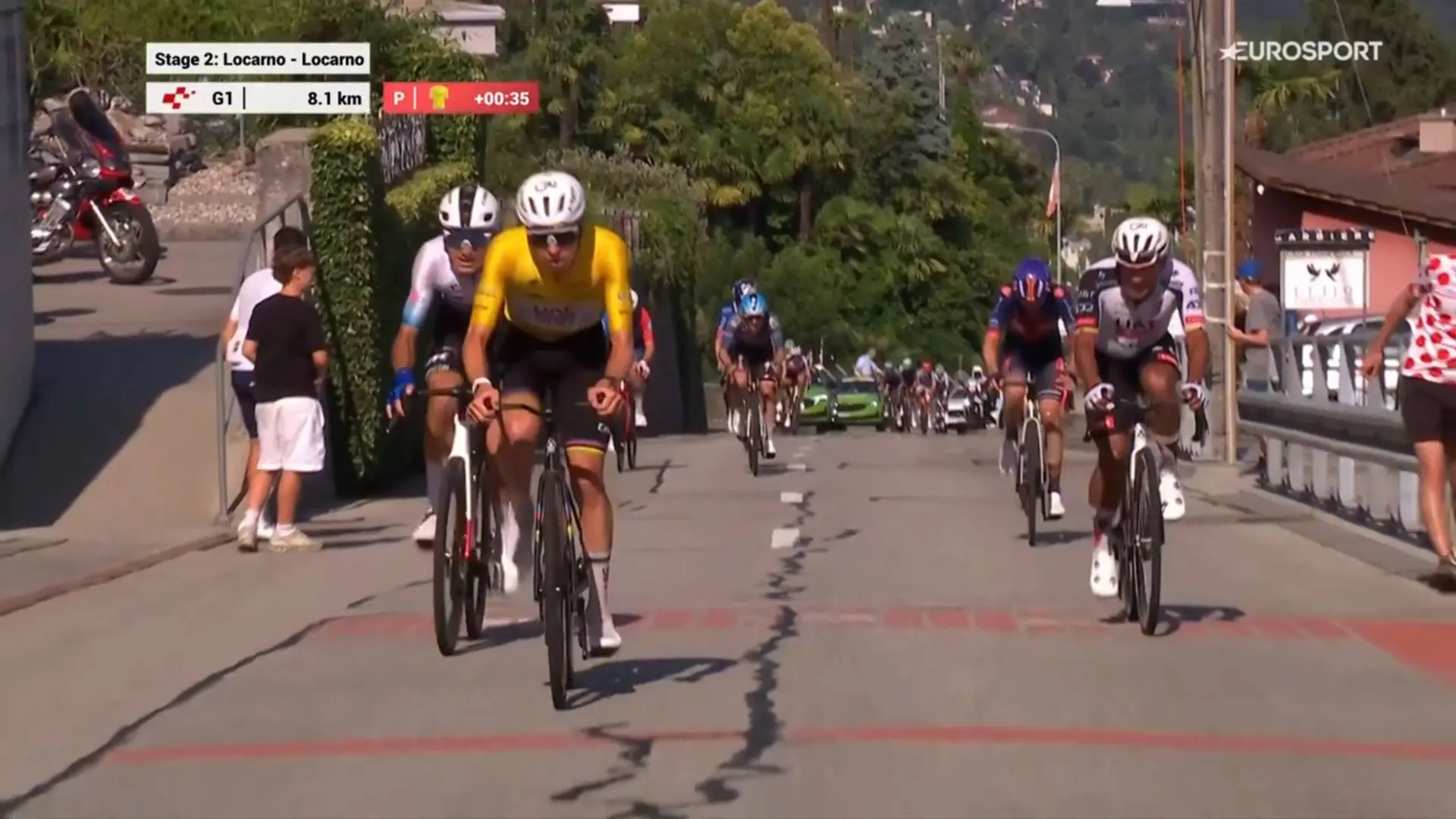 Mathias Vacek sigue a Tadej Pogacar en la Vuelta a Suiza 2026.