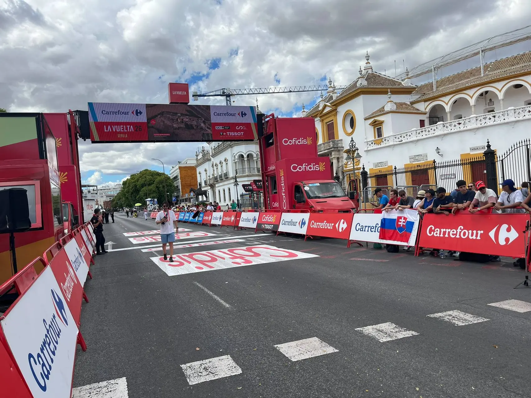 Javier Ramírez en la Maestranza de Sevilla, salida de la 17ª etapa de la Vuelta a España 2026 © Juan Larra