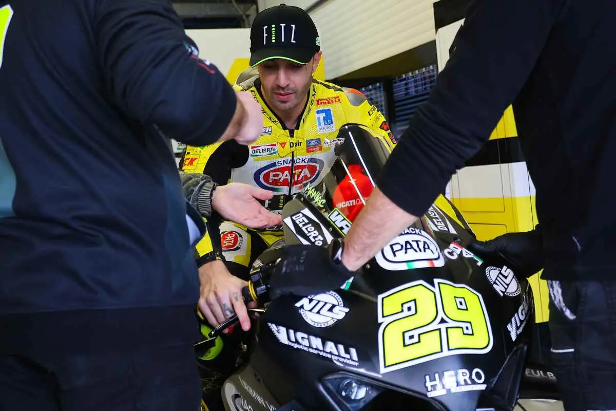 andrea iannone superbike test