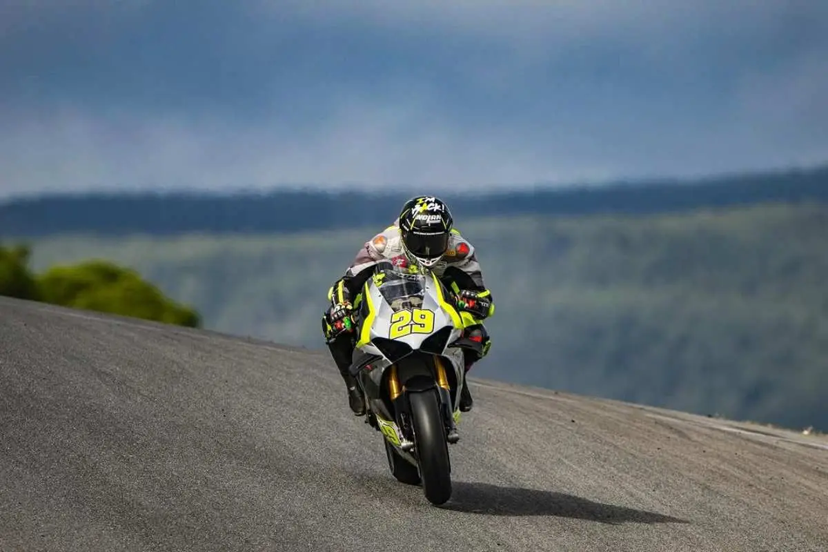 andrea iannone superbike