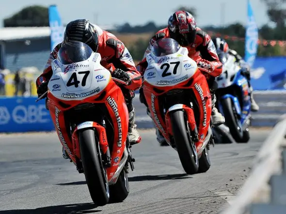 asbk battle symmons plains 2011 honda suzuki