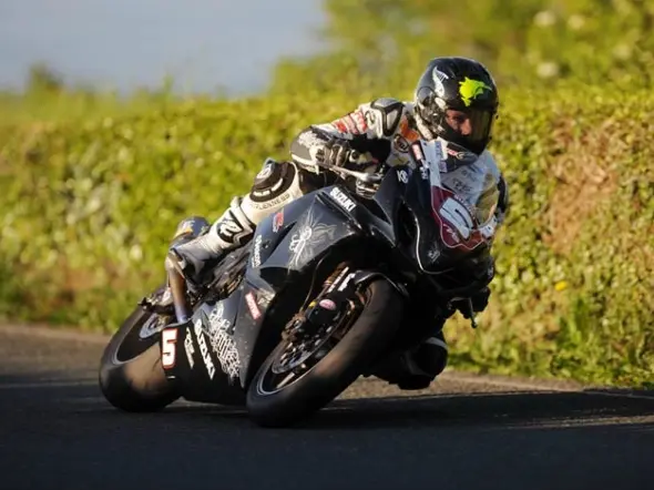bruce anstey relentless suzuki tt 09