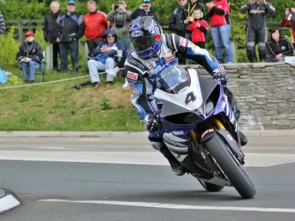 ian hutchinson tt 2011 smr yamaha r1