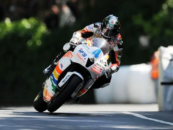 ian hutchinson tt supersport 2010