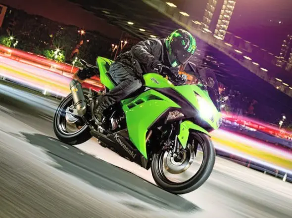 kawasaki ninja 300 action