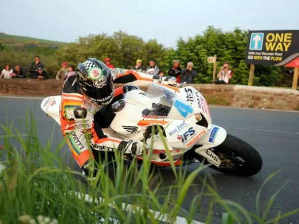 road ian hutchinson ttsupersportwin 2010