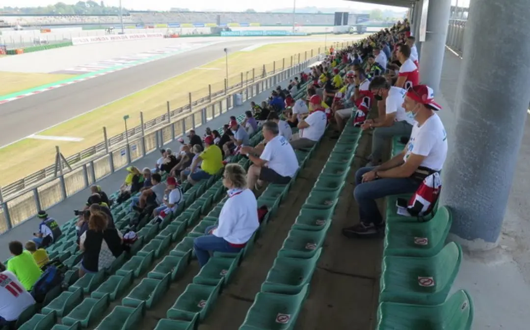 tribune motogp e1624367750991