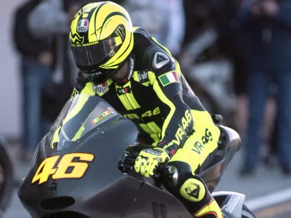 valentino rossi desmosedici box2 2010 valencia