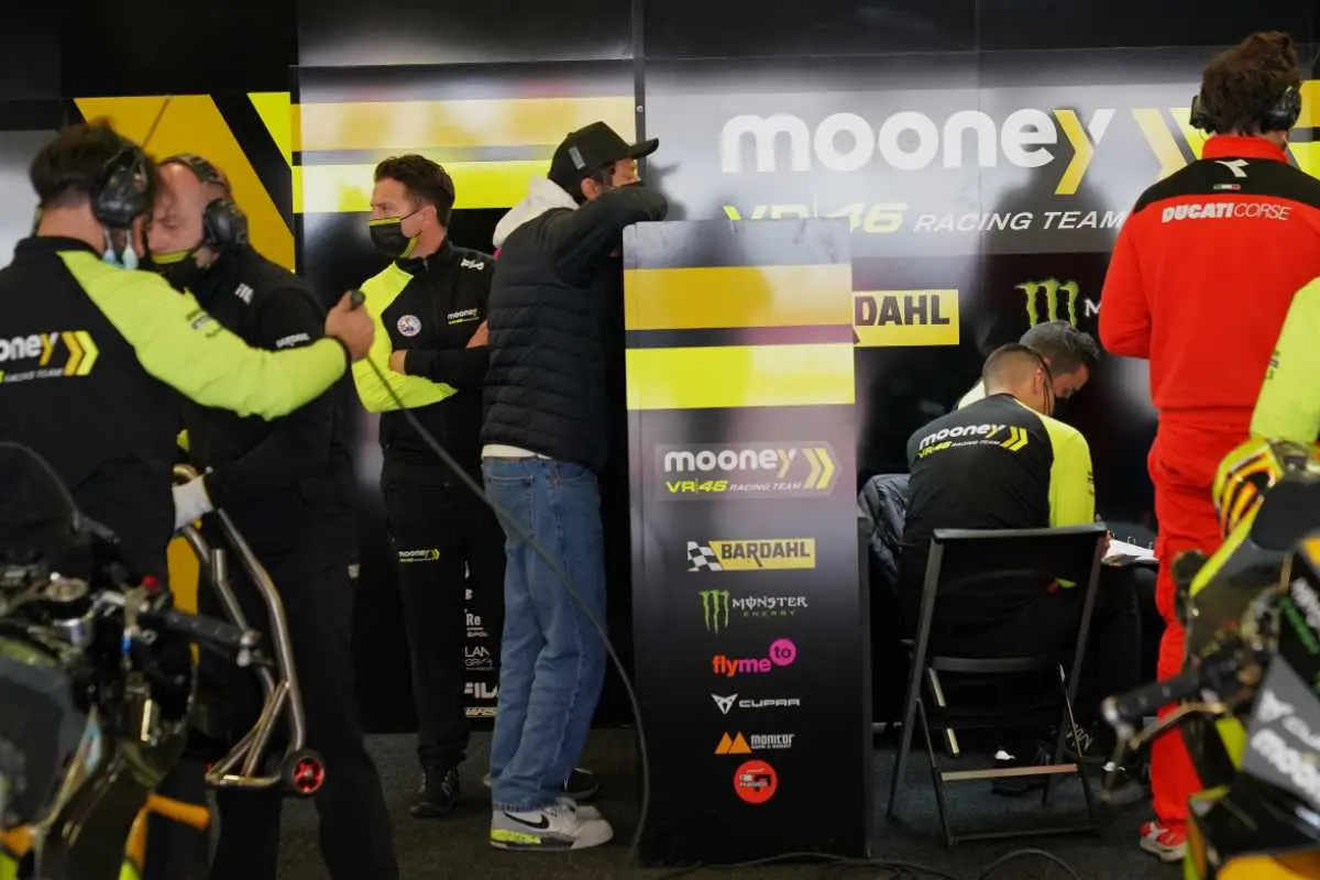 valentino rossi nel box vr46
