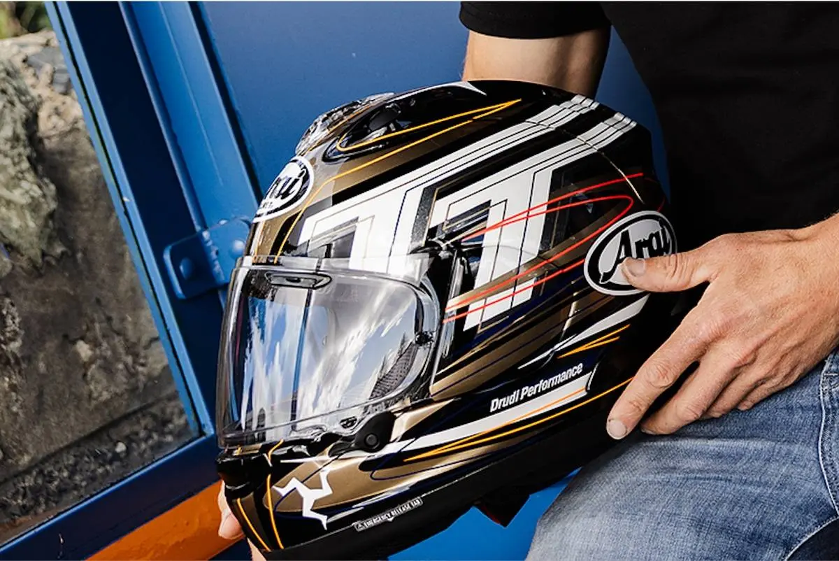 Arai omaggia il Tourist Trophy con un casco ispirato al mito