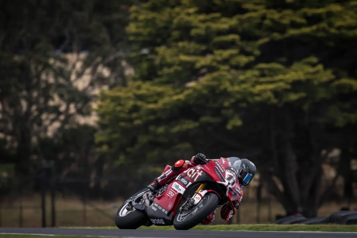 Nicolò Bulega vince anche la Superpole Race nella Superbike a Phillip Island