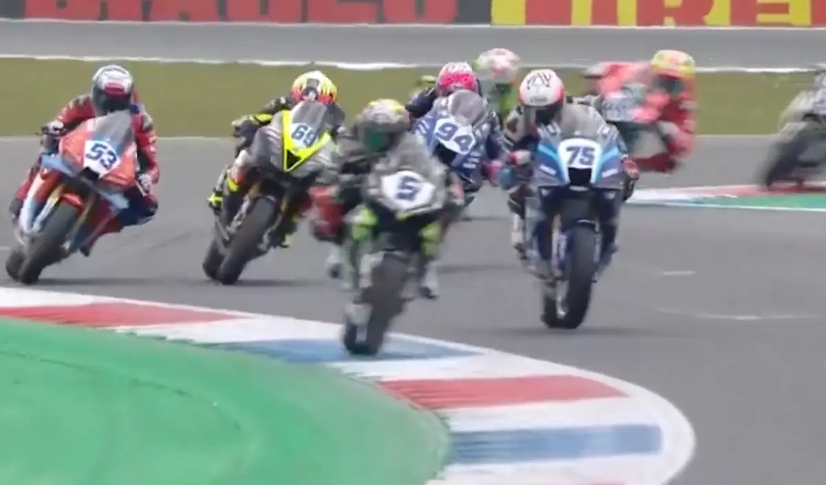 Supersport Assen: l'arrivo di gara 1