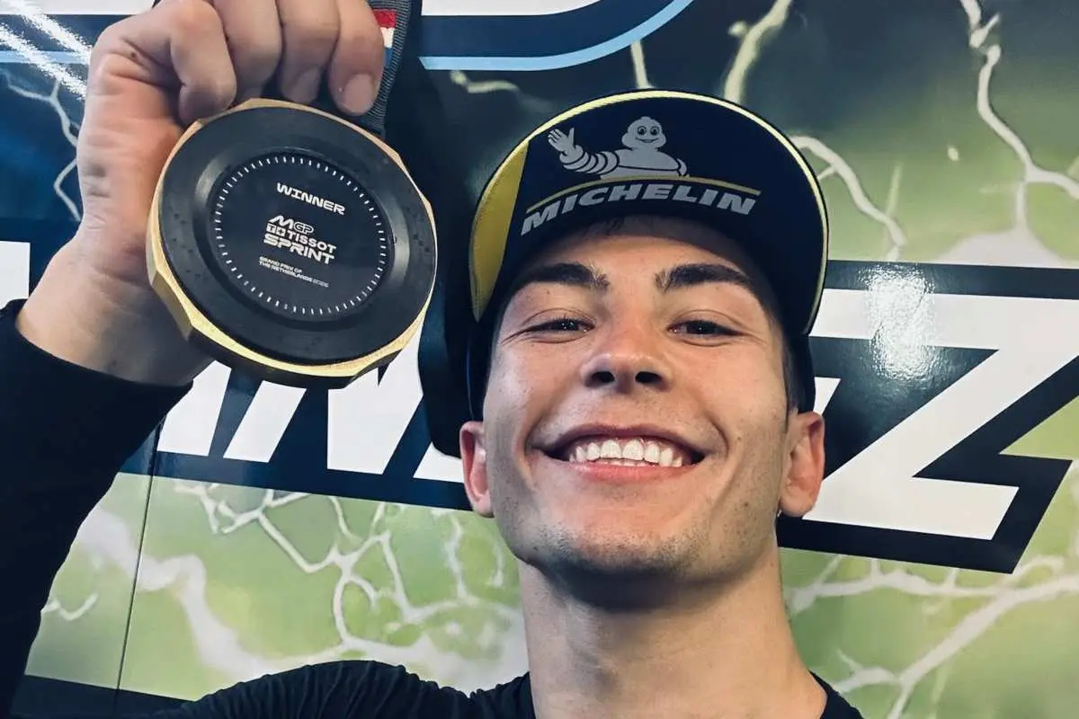 Raul Fernandez pilota Trackhouse Aprilia mostra la medaglia da vincitore della Sprint MotoGP ad Assen