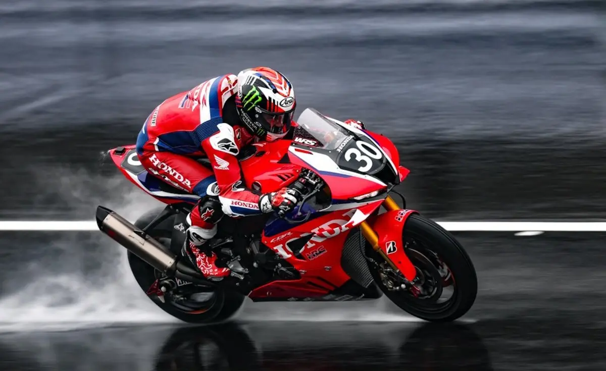 8 Ore Suzuka: Jonathan Rea sta trascinando Honda HRC