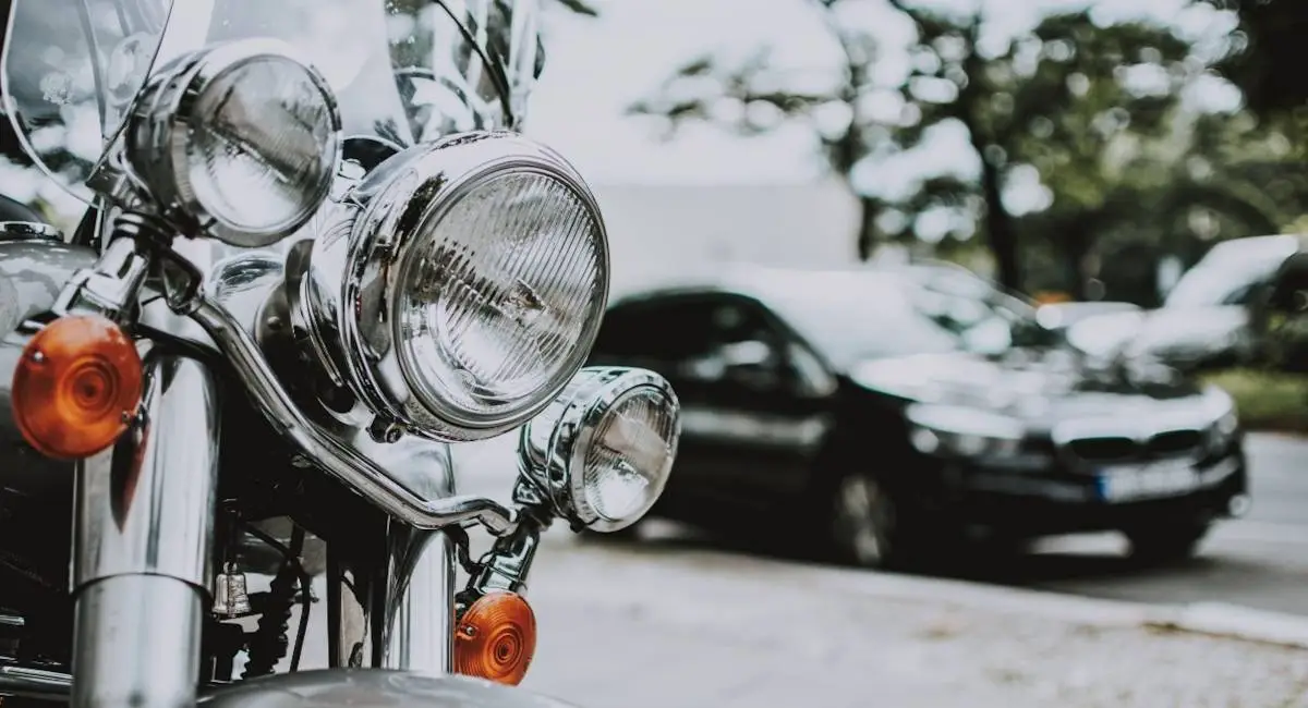 Dalla moto alla prima auto: la guida pratica per chi viaggia su due ruote