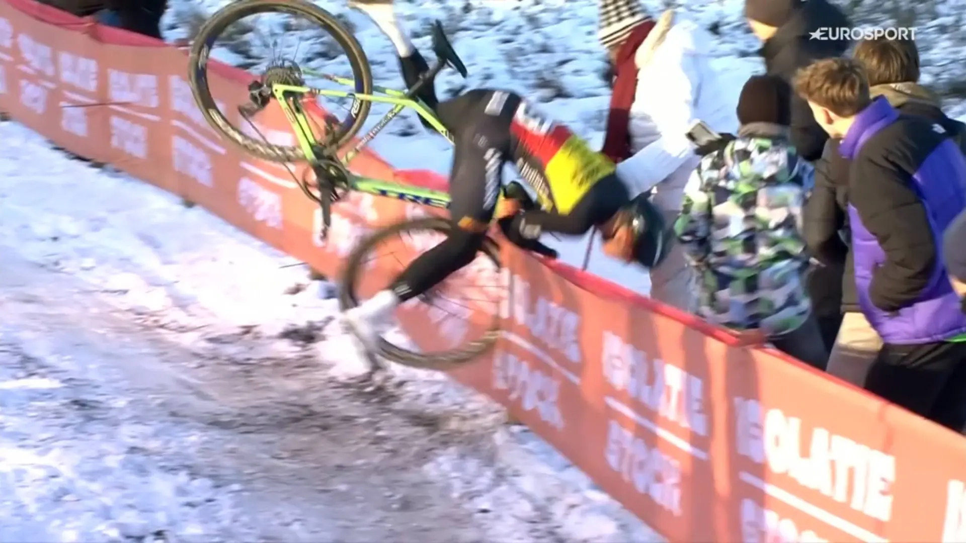 Thibau Nys crash into the barriers at World Cup Zonhoven