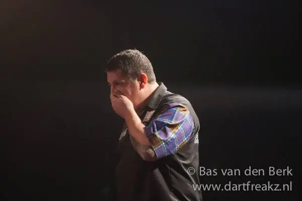 Gary Anderson hand voor mond