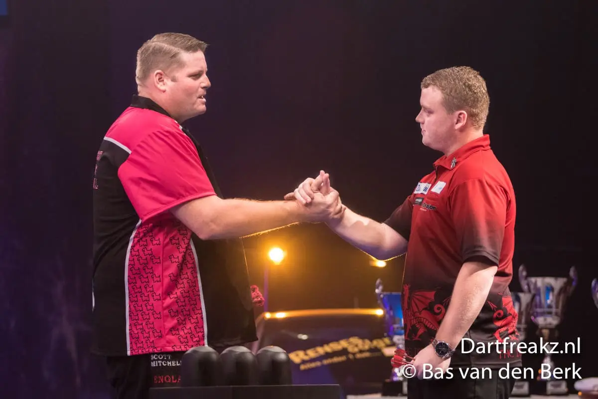 Mitchell Reynolds 11 12 2016 Bas van den Berk Finder Darts Masters 2016 0 15369