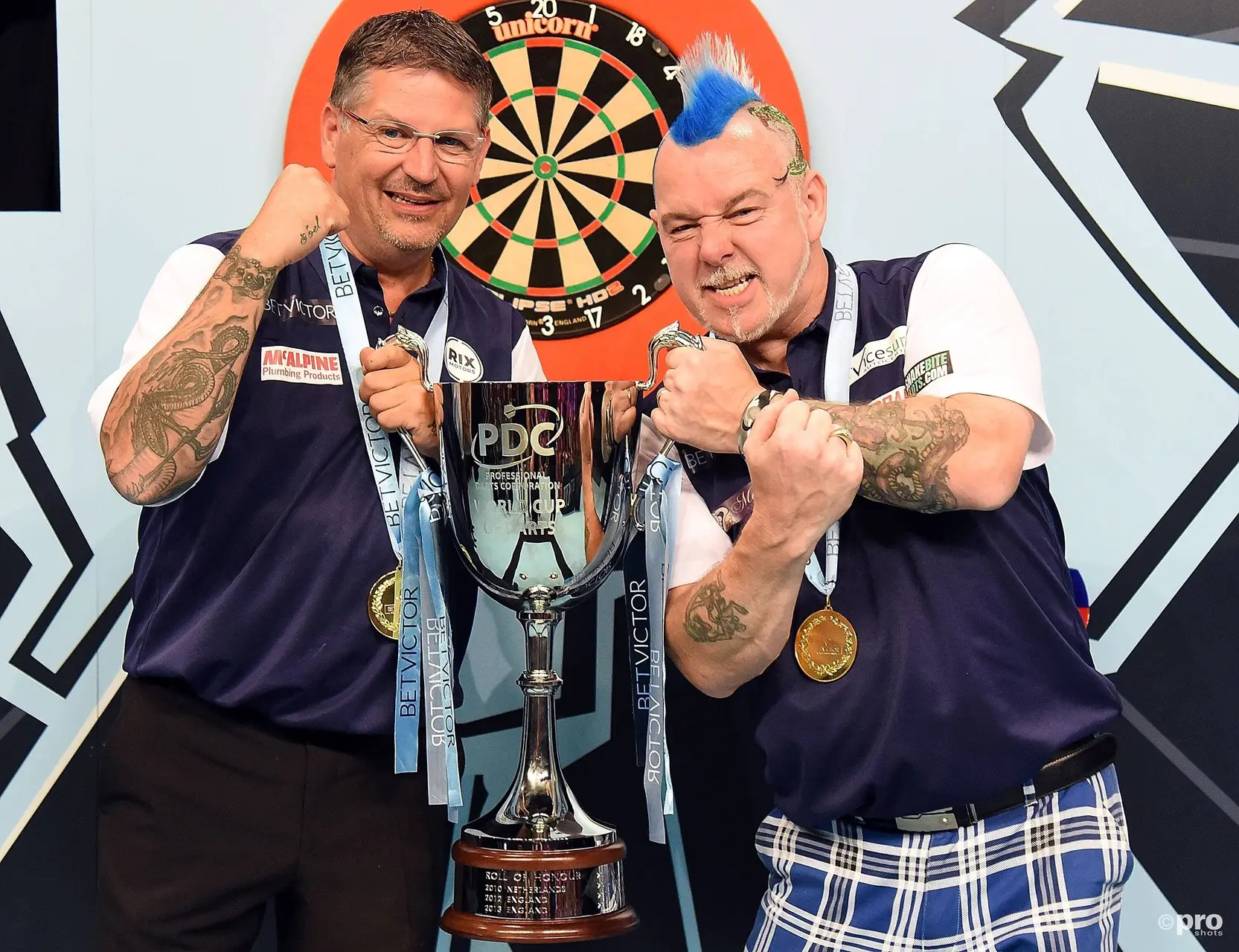 Gary Anderson en Peter Wright tillen de World Cup-trofee