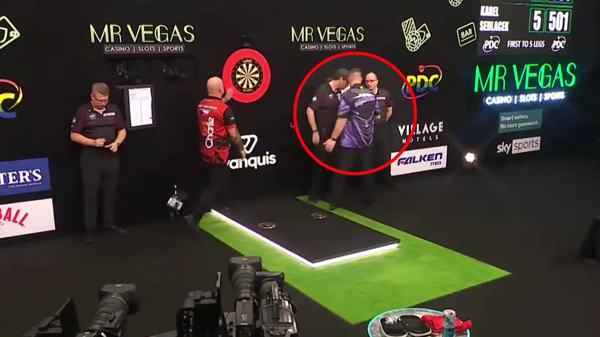 Daryl Gurney had praatje met scheidsrechter Kirk Bevins na afloop van zijn partij tegen Karel Sedlacek