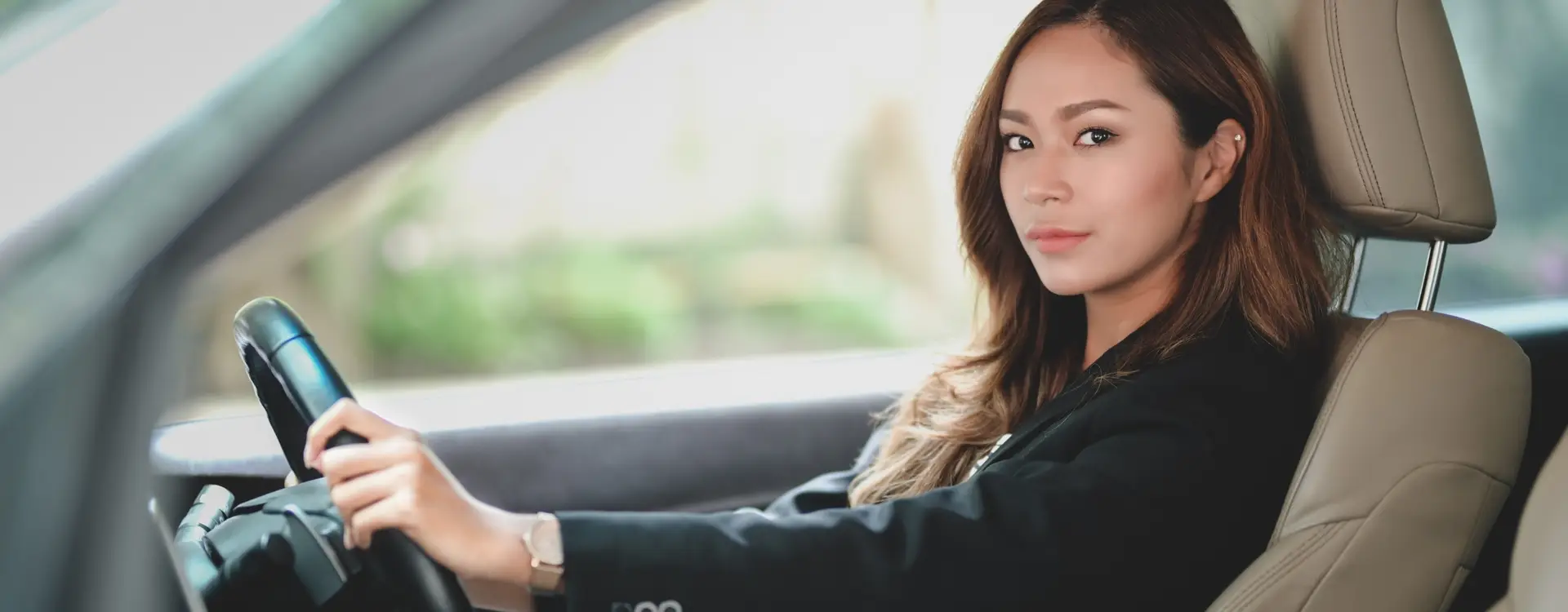 vrouw auto