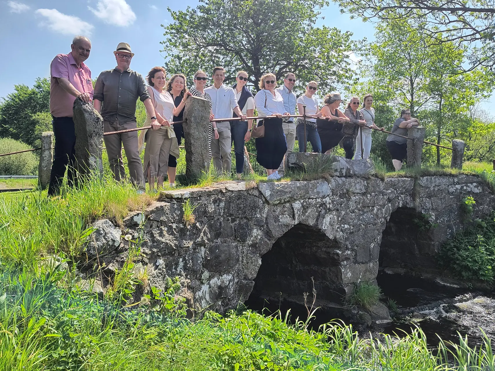 Her ser vi noen av alle delegaterne som var med på sightseeing rundt Aabenraa, broen går over den historiske Mølleåen
