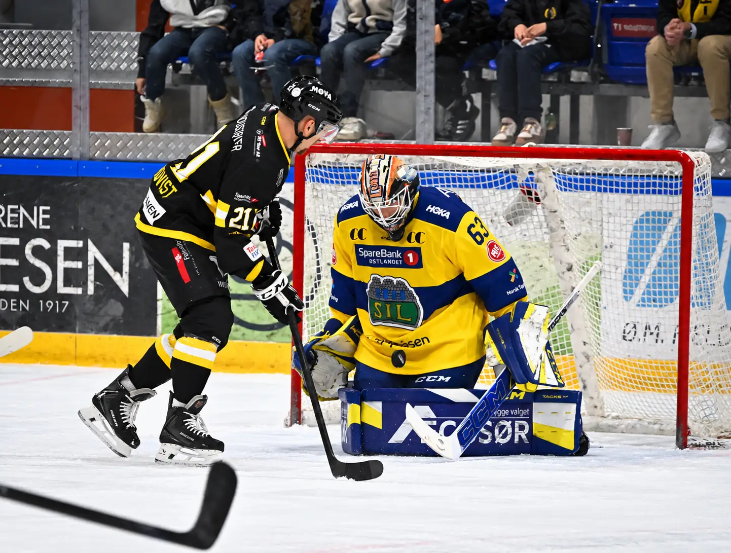 Intensiv målsjanse foran hockeynettet for panthers men pucvken går rett på keeper.  Foto: Lasse Olsrud Evensen