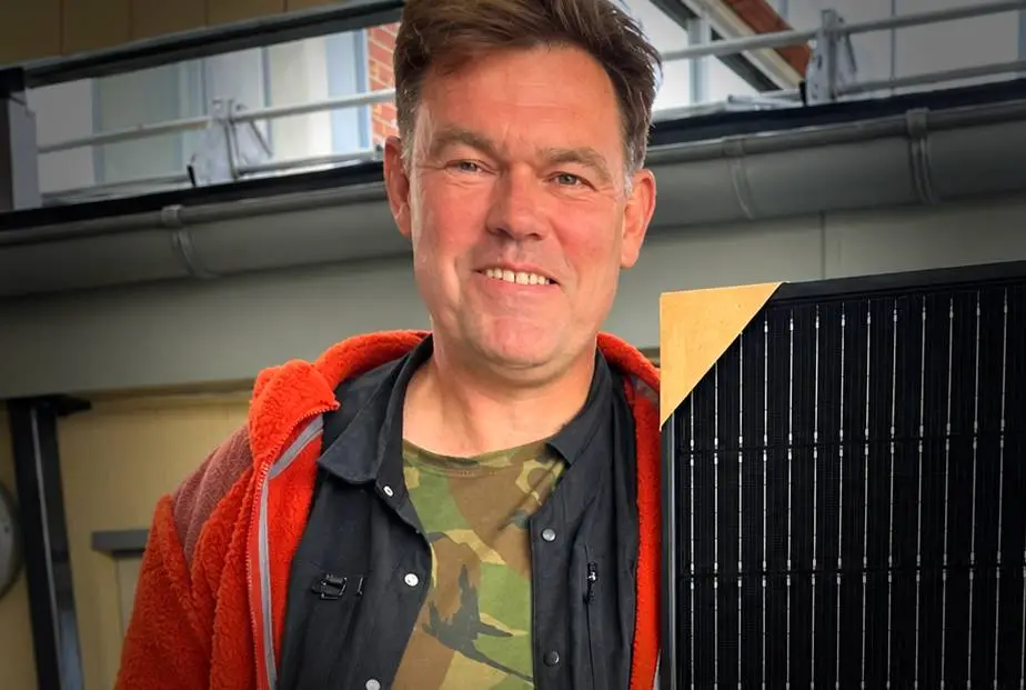 Mann med solcellepanel i verksted