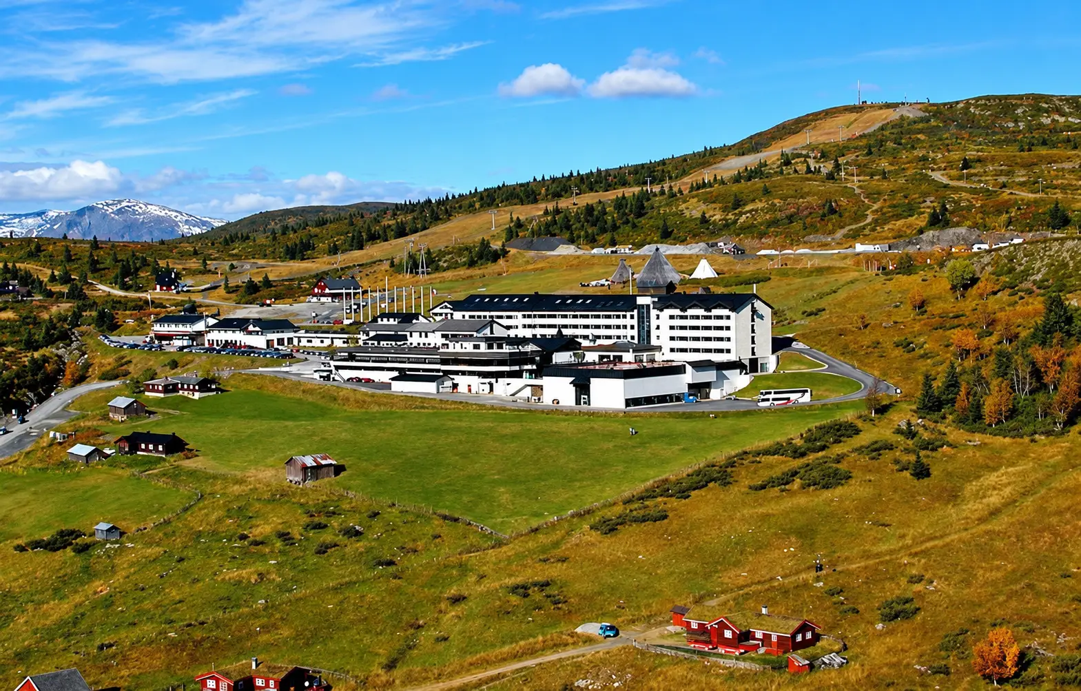 Panoramautsikt over fjellresort i høstlandskap