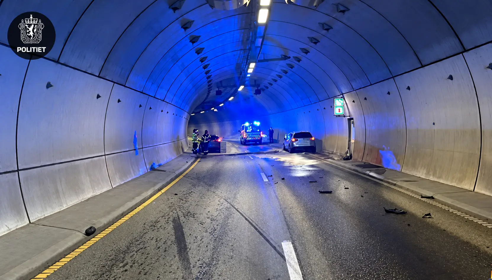 Politiaksjon i tunnel med blålys