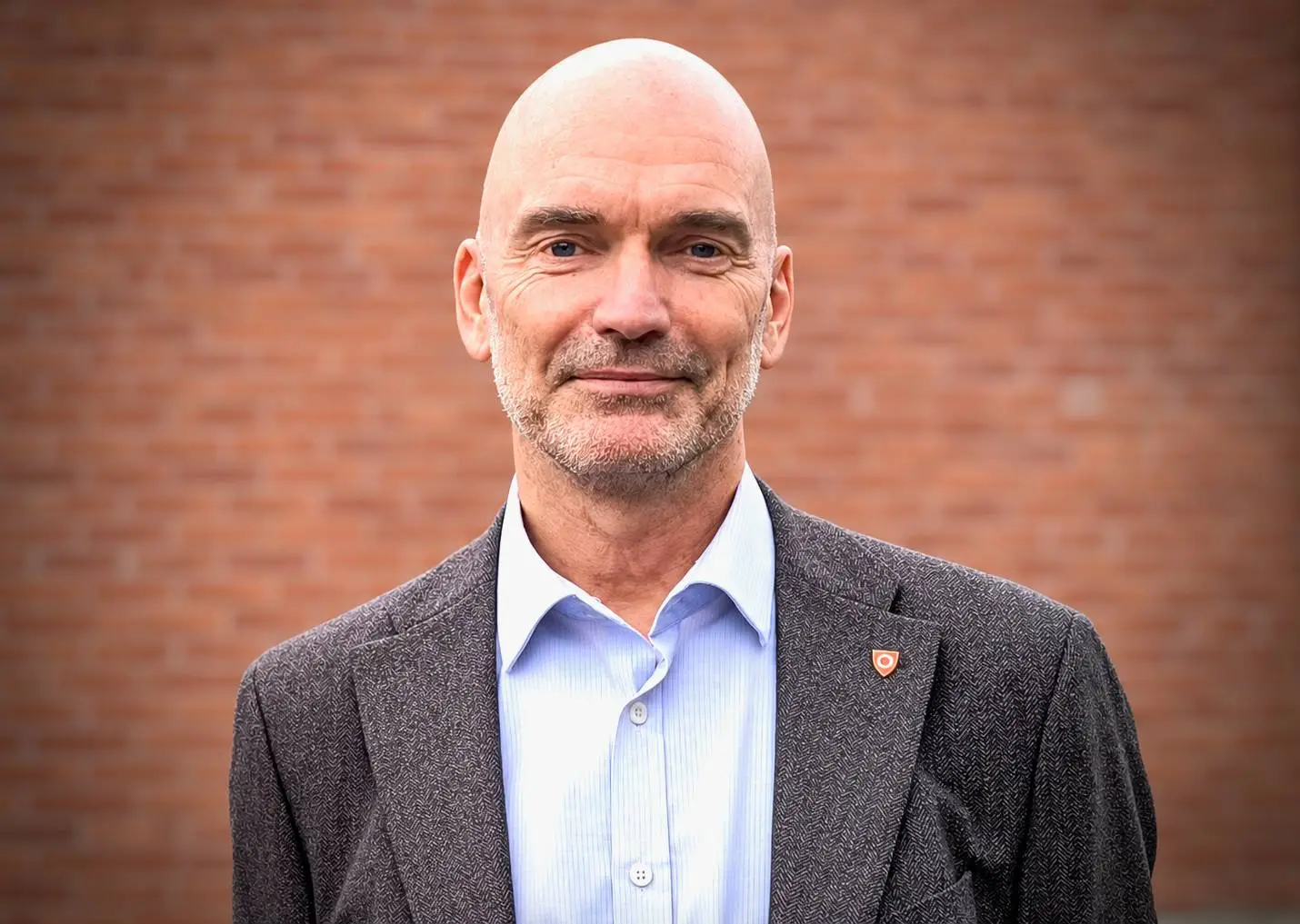 Profesjonelt portrett foran murvegg