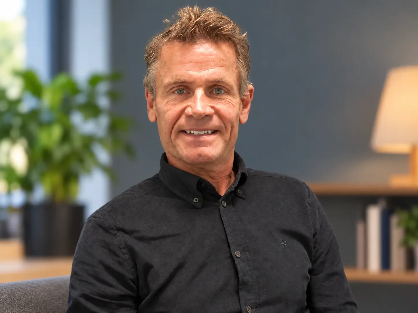 Profesjonelt portrett i moderne kontor
