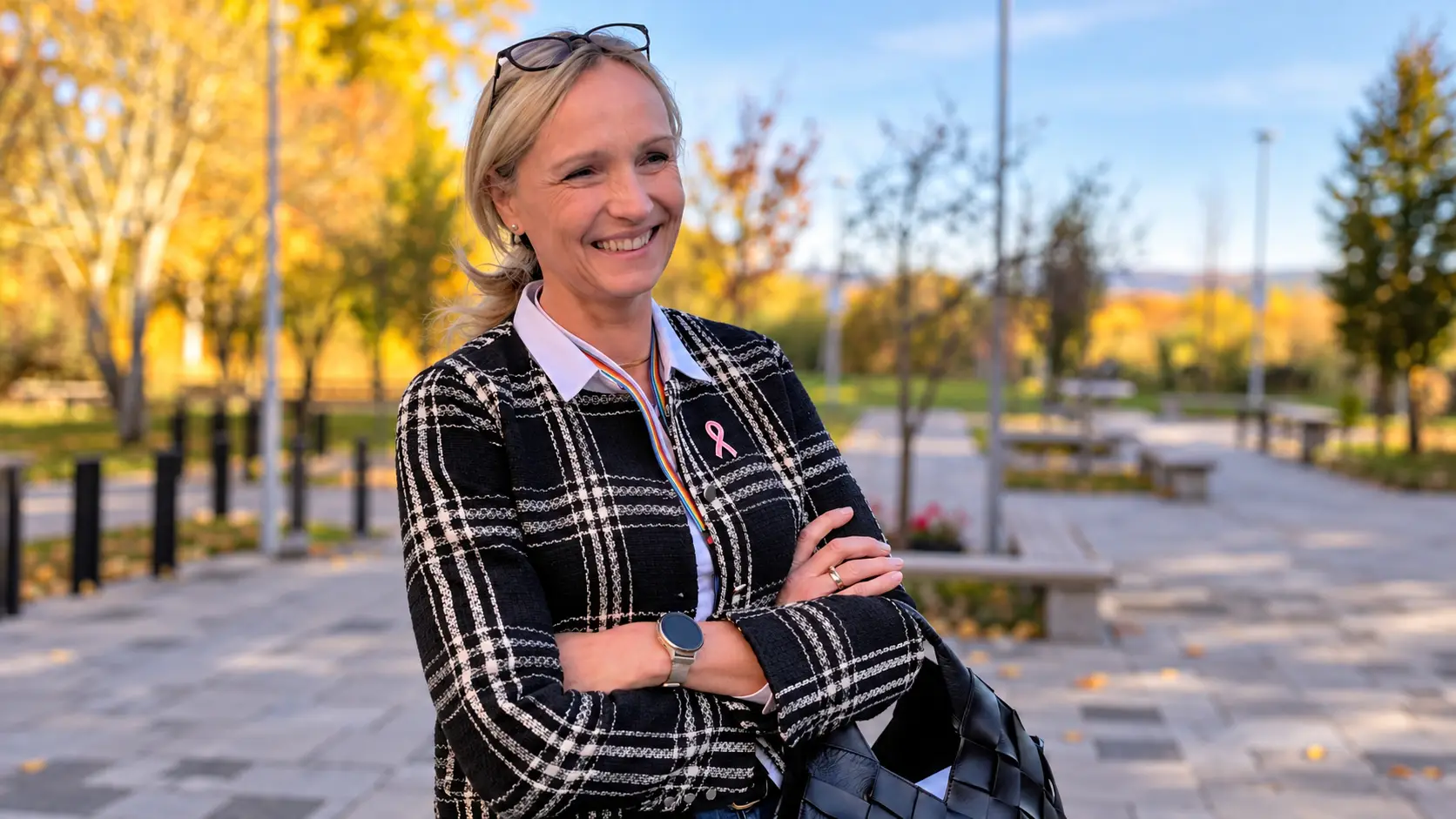 Smilende kvinne i høstparken