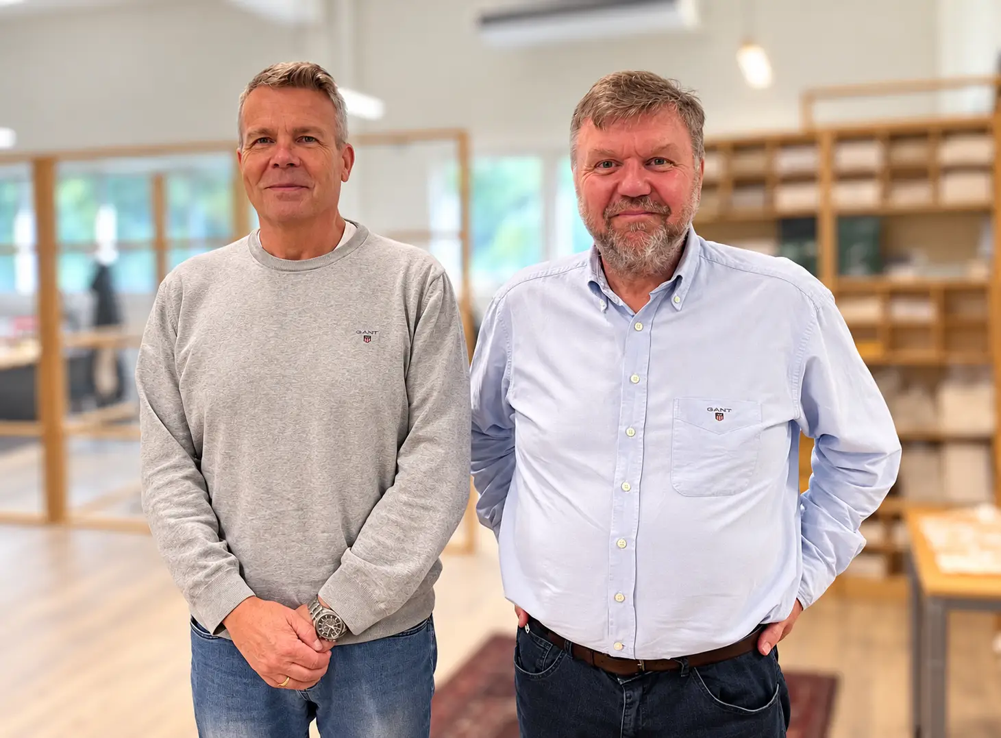 To menn i moderne kontormiljø