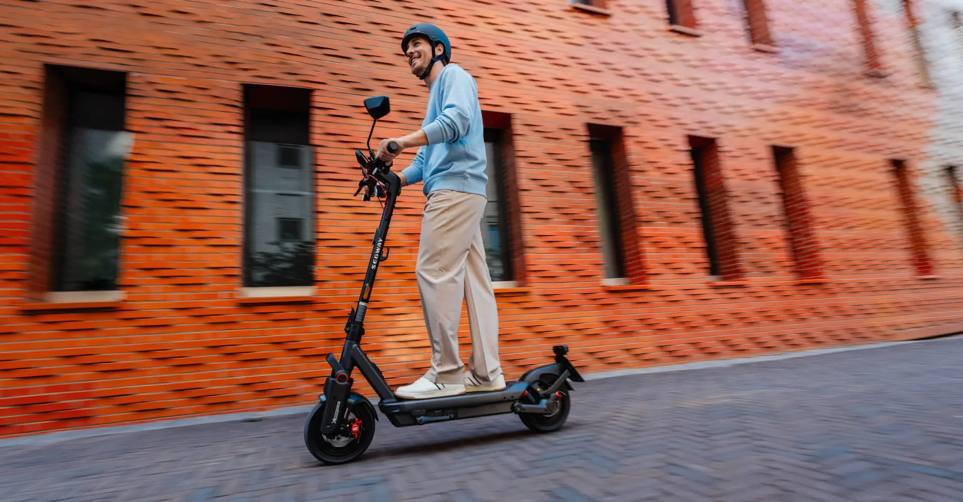 MAX G3 NL - Men Riding ekickscooter kopie