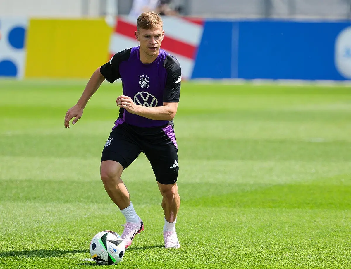 C’est louche, le Bayern offre Kimmich au PSG
