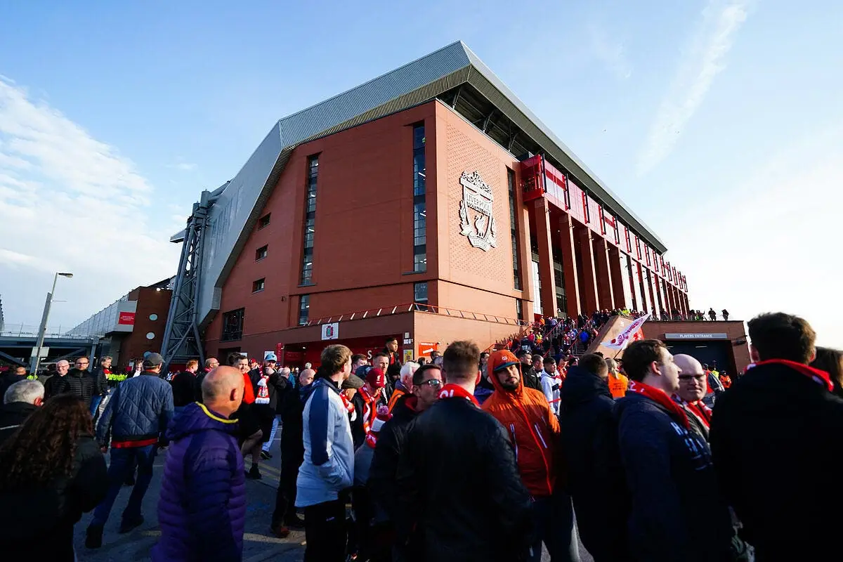 cristiano ronaldo recoit un vibrant hommage a liverpool icon 66462348 339377