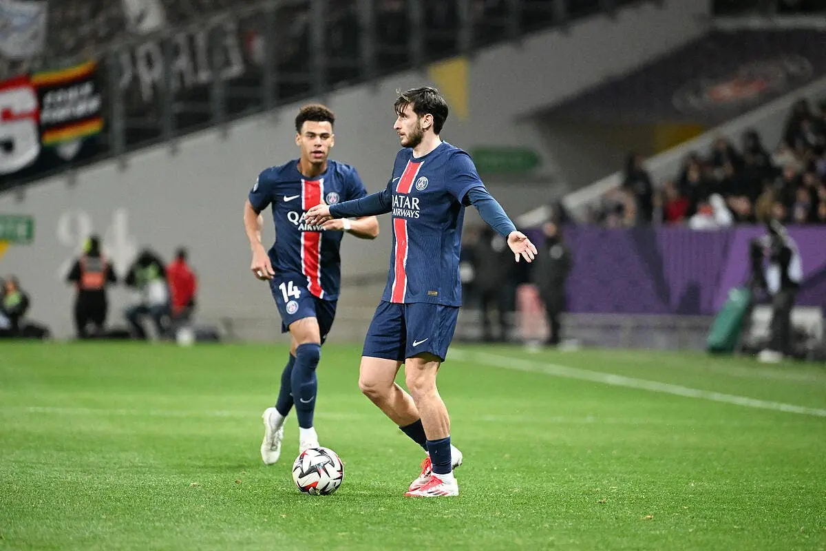 des joueurs en balade le psg rappele a l ordre kvaratskhelia 8 388605