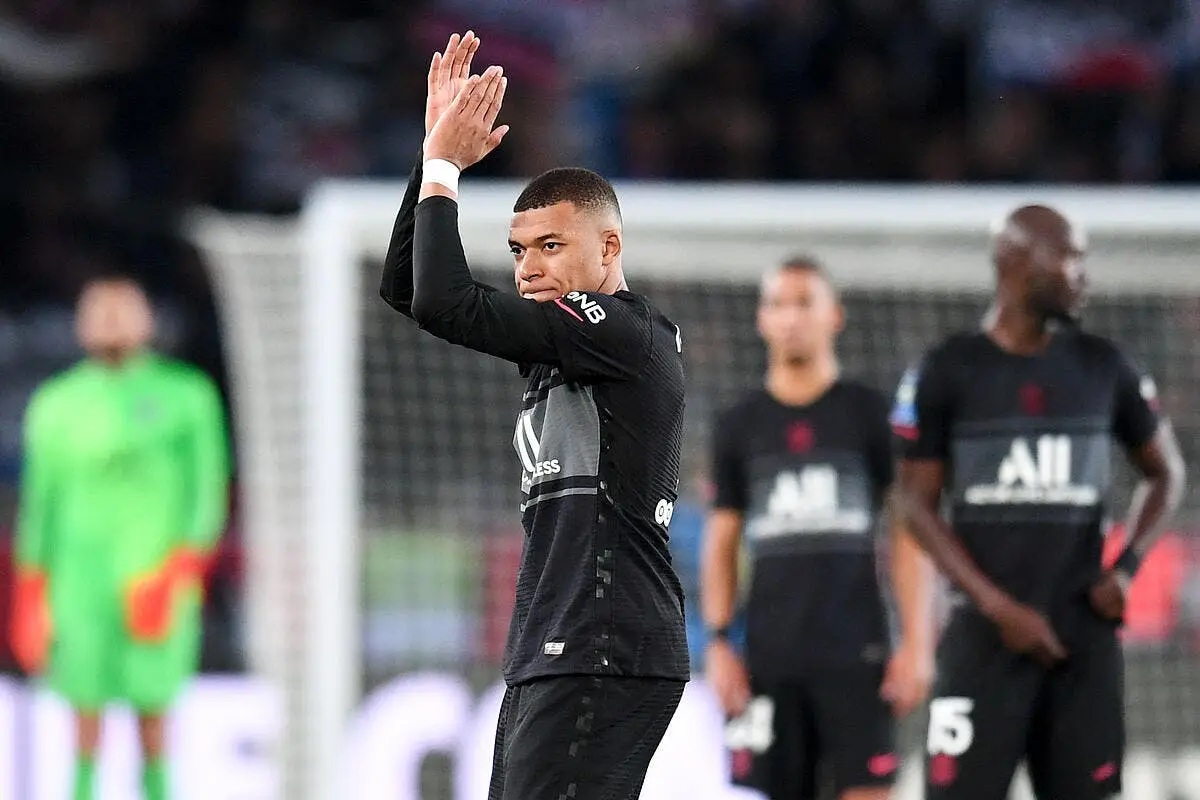 kylian mbappe acclame au parc choc a madrid icon pl5 4623 2 325905