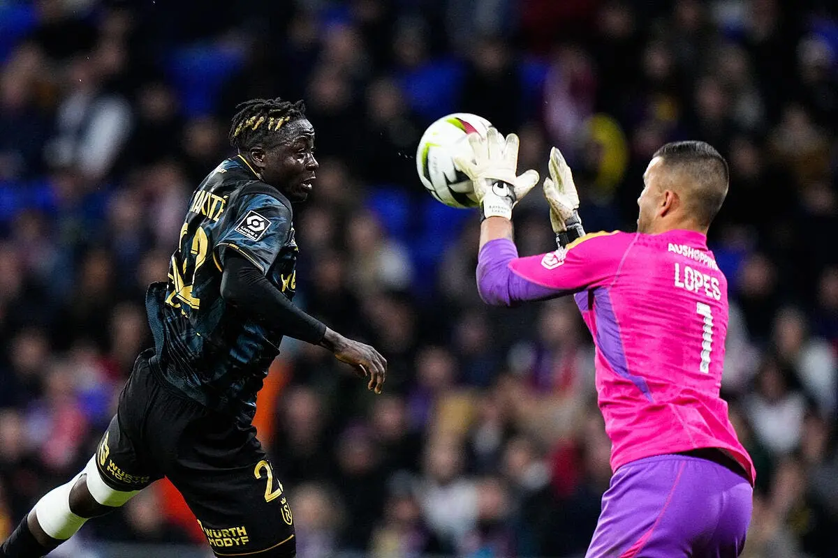 OL : Pierre Sage fait une grosse frayeur et rectifie