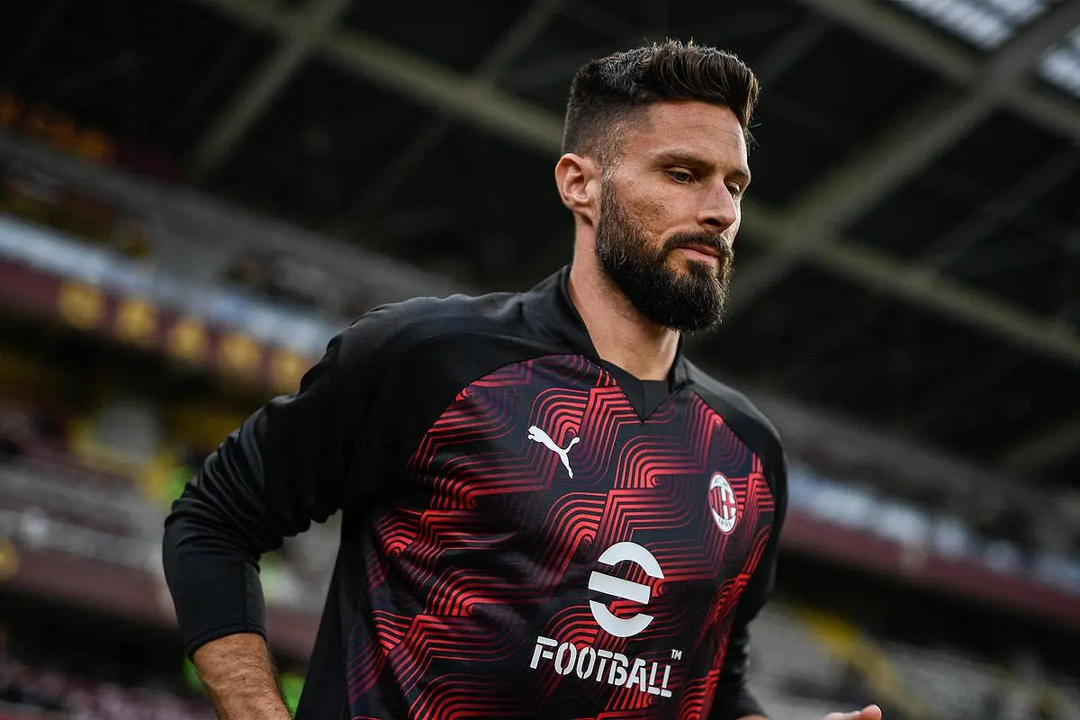 Olivier Giroud arrive surexcité à Clairefontaine