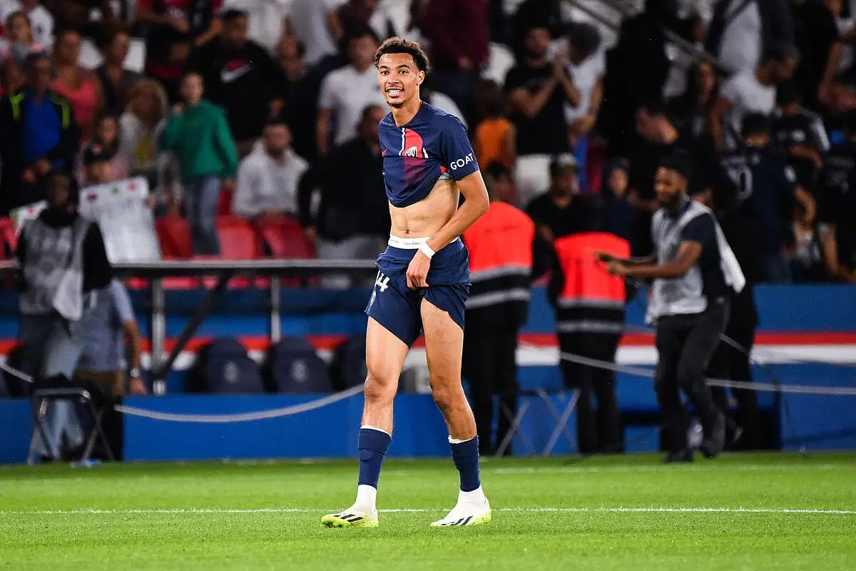 psg ekitike harcele le cup retourne sa veste ekitike 5 365083