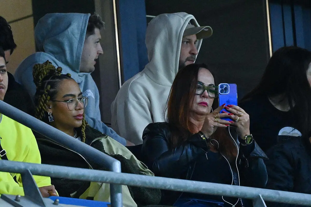psg neymar les yeux rives sur le carnaval de rio icon dib 230922 10 203 357346