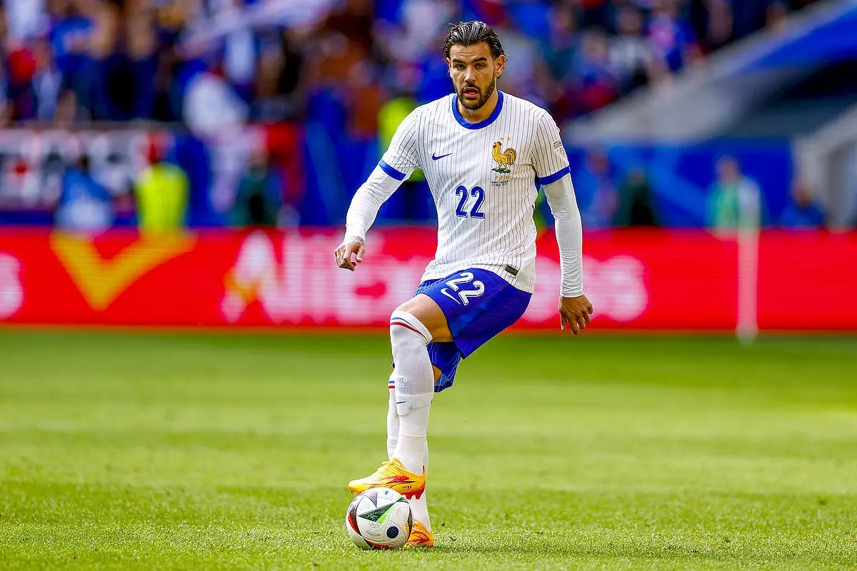 Théo Hernandez n'ira nulle part, Zlatan le bloque